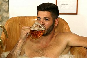 Pivní koupel s neomezenou konzumací piva Bernard