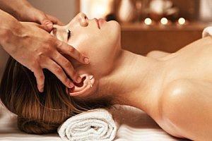 Relaxační a uvolňující masáž hlavy, obličeje a dekoltu