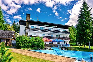 Jaro a léto na Šumavě v Hotelu Kolibřík s polopenzí a venkovním bazénem