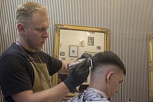 Úprava vousů a vlasů v Barber Shopu
