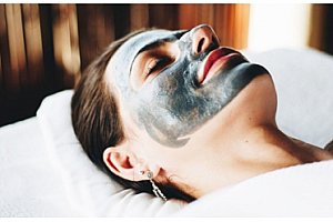 Kosmetické ošetření pleti aktivním uhlím nebo lifting obličeje