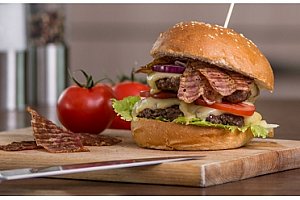 100% hovězí burger z jihočeského chovu s americkou BBQ omáčkou