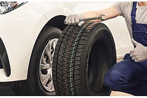 Profesionální přezutí nebo výměna pneumatik osobního automobilu
