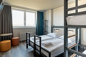 Ubytování se snídaní pro 2 osoby v moderním hostelu nedaleko centra Prahy