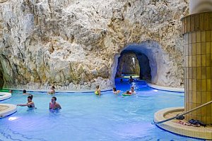 Maďarsko: Miskolc v Hotelu Székely Kúria se slevou do unikátních jeskynních lázní (800 metrů) + polopenze