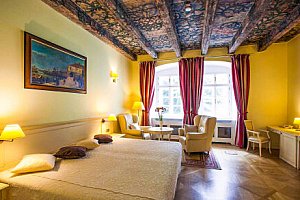 Luxusní Hotel Tyn Yard Residence **** přímo v srdci Prahy se snídaněmi ve vedlejší kavárně a láhví vína