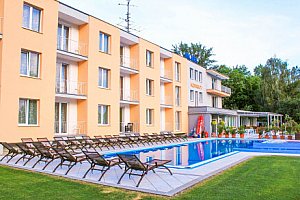 Piešťany u přehrady Sĺňava: Hotel Korekt *** s venkovními bazény, 50% slevami a polopenzí + dítě zdarma