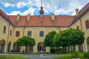 Střední Čechy: Romantický pobyt na Zámku Čechtice *** s polopenzí, welcome drinkem a relaxací v sauně