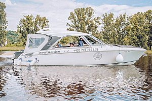 Luxusní plavba po Vltavě moderní jachtou GREENLINE NEO pro 10 osob