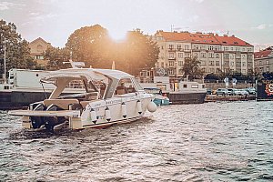 Luxusní plavba po Vltavě moderní jachtou GREENLINE NEO