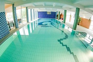 Krakov v romantickém zámeckém Hotelu Daisy Superior *** s neomezeným bazénem, saunou, snídaní a 50% slevami