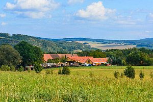 Pobyt blízko Plzně a Křivoklátska: Penzion Farma Dvorec s aktivitami na farmě, jógou, dezertem a polopenzí
