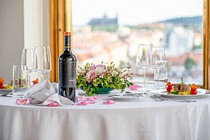Romantický pobyt v Praze: Hotel International Prague **** s unikátním výhledem, degustačním menu a snídaní