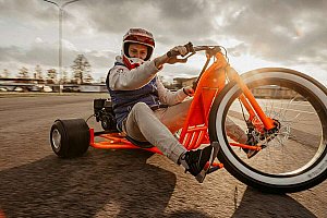 Drift trike: Driftování na motorové tříkolce