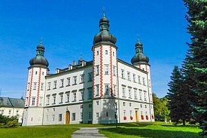 Krkonoše: Pobyt naproti krásnému zámku Vrchlabí v Hotelu Labuť *** s polopenzí a láhví Bohemia sektu