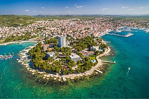 Chorvatsko: Vodice přímo na pláži v Hotelu Villa Arausana & Antonina **** s bazénem, lehátky a polopenzí