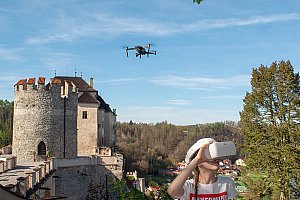 Vyhlídkový let dronem sledovaný brýlemi pro virtuální realitu