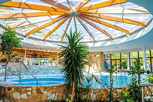 Lázeňské Dudince v létě: Léčebný pobyt v Hotelu Flóra s neomezenými bazény, až 4 procedurami + plná penze
