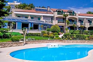 Chorvatsko: Vodice přímo na pláži v Hotelu Villa Radin **** s bazénem, lehátky, snídaněmi a zapůjčením kol
