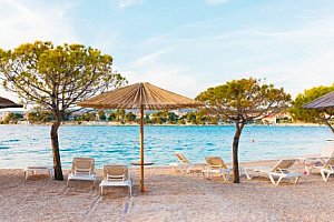 Dalmácie na rok 2022 jen 20 m od pláže v Hotelu Spongiola **** s polopenzí, bazénem a pláží + 2 děti zdarma