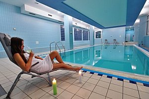 Bílé Karpaty v Horském Hotelu Jelenovská *** s polopenzí, vínem, neomezeným wellness (bazén, vířivka) + zábal