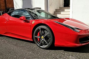 Rychlostí blesku: Jízda ve Ferrari 20 min včetně pohonných hmot