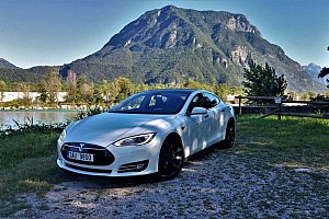 Limuzína i supersport, jízda ve voze Tesla Model S